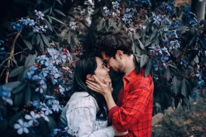 Nhận ra sự khác biệt giữa các loại thu hút và tình yêu sẽ giúp bạn điều hướng suy nghĩ cũng như cảm xúc của mình. (Ảnh: ITN).