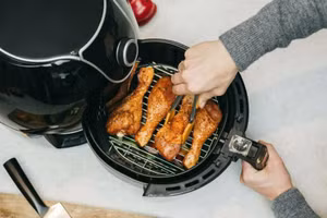 Nếu bạn không hâm nóng đúng cách, thức ăn thừa sẽ bị hao mòn nhiều. (Ảnh: ITN)