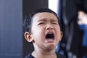 Ăn vạ là một vấn đề hành vi khá phổ biến ở trẻ em. (Ảnh: ITN).