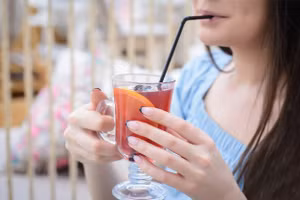 Hai nhóm người này không nên uống nước qua ống hút