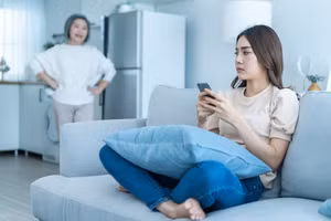 Nhiều khi bạn không thể bày tỏ nỗi khó khăn của mình vì áp lực của nhà chồng. (Ảnh: ITN).