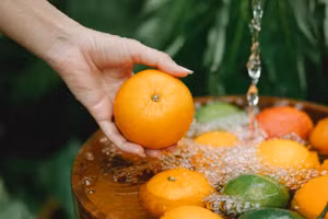  Rửa rau củ quả bằng nước thường không loại bỏ được hết độc tố. (Ảnh: ITN).