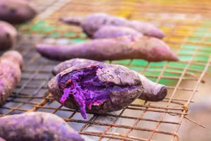 Chế độ ăn của người dân Okinawa chủ yếu là thực phẩm có nguồn gốc thực vật, trong đó có khoai lang. (Ảnh: ITN)