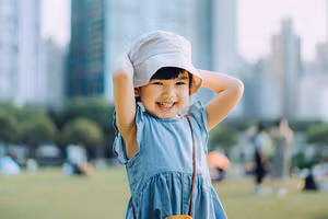 Việc khuyến khích con vượt qua sự nhút nhát và xây dựng sự tự tin sẽ giúp con đạt được thành công trong cả cuộc sống cá nhân và học tập. (Ảnh: ITN).