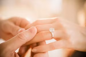 Hãy để anh ấy thoát khỏi khó khăn bằng cách nói với anh ấy rằng bạn sẽ hài lòng với chiếc nhẫn giản dị. (Ảnh: ITN).