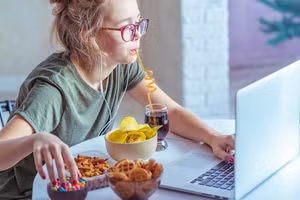 Những thói quen ăn tối sai cách rút ngắn tuổi thọ, hầu như ai cũng từng mắc