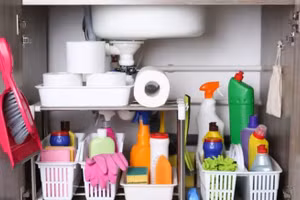 Không nên để đồ dễ cháy và chất tẩy rửa trong bếp. (Ảnh: ITN).