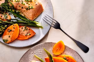 Cá hồi hấp với khoai lang và súp lơ xanh. (Ảnh: ITN)