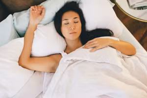 Ngủ với mái tóc ướt có thể biến vỏ gối và ruột gối thành khu vực sinh sản của virus. (Ảnh: ITN)