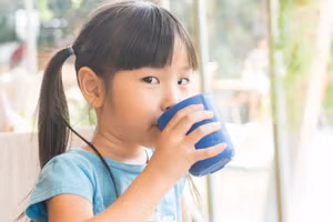 Hãy cố gắng nâng cấp dụng cụ đựng đồ uống của con bạn để chúng có trải nghiệm thú vị hơn. (Ảnh: ITN).