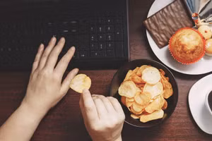 Ăn trưa tại bàn làm việc có nghĩa là bạn sẽ ngồi lâu hơn và điều này có thể khiến bạn phát ốm theo nhiều cách. (Ảnh: ITN) 