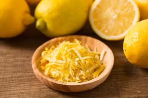 Một lượng nhỏ vỏ chanh sẽ tạo ra sự khác biệt lớn đối với hương vị và mùi thơm tổng thể của món ăn. (Ảnh: ITN).