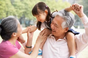 Người có nhiều kinh nghiệm trong cuộc sống sẽ là nguồn hỗ trợ đắc lực cho những người trẻ tuổi. (Ảnh: ITN).