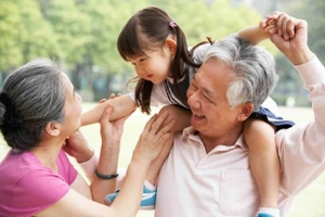 Người có nhiều kinh nghiệm trong cuộc sống sẽ là nguồn hỗ trợ đắc lực cho những người trẻ tuổi. (Ảnh: ITN).