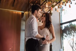 Việc mặc trang phục gợi cảm sẽ không khiến đàn ông tôn vinh hay tôn trọng phụ nữ. (Ảnh: ITN).