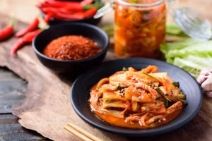 Kim chi rất giàu men vi sinh và các chất dinh dưỡng cần thiết cho sức khỏe làn da tối ưu, bao gồm cả vitamin A và vitamin C. (Ảnh: ITN)