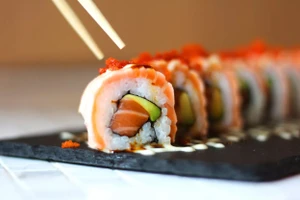 Sushi được bọc trong rong biển và trang trí với rau, trứng, cá sống. (Ảnh: ITN)