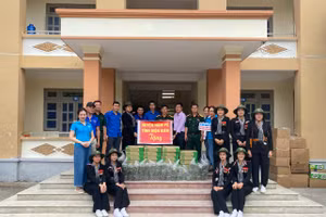 Khối Nữ du kích miền Nam tiếp nhận ủng hộ từ Nậm Pồ.