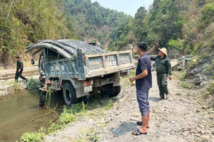 Nhân viên Công ty Cổ phần Cấp nước Điện Biên khắc phục sự cố cháy đường ống dẫn nước tại Mường Chà.