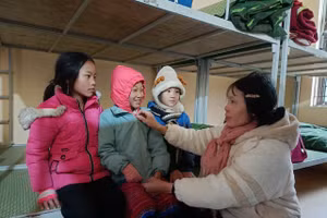 Giáo viên Trường PTDTBT Tiểu học Tả Ngảo chăm lo cho học sinh ở bán trú.