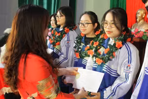 Trường THPT Chuyên Lê Quý Đôn biểu dương, khen thưởng học sinh đạt giải kỳ thi chọn học sinh giỏi quốc gia năm học 2023 - 2024. 