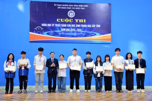 Ông Nguyễn Văn Đoạt, Giám đốc Sở GD&ĐT tỉnh Điện Biên trao giải cho các tác giả, nhóm tác giả có dự án đạt giải Nhất.