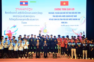 Trao giải cho các đội bóng đá đạt giải tại Chương trình.