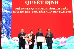 Phó Thủ tướng Trần Hồng Hà (ngoài cùng bên phải) cùng Thứ trưởng Bộ Kế hoạch và Đầu tư Đỗ Thành Trung (bên trái) trao Quyết định Phê duyệt Quy hoạch tỉnh Lai Châu thời kỳ 2021 - 2030, tầm nhìn đến năm 2050.