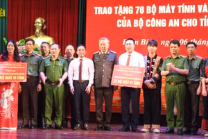 Bộ trưởng Tô Lâm trao tặng 70 bộ máy tính cho 2 trường học ở Điện Biên.