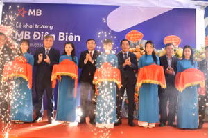 Các đại biểu cắt băng khai trương.