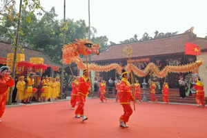Múa rồng chào mừng Lễ hội Thành Bản Phủ.
