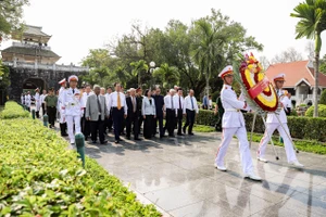 Đoàn đại biểu lãnh đạo Đảng, Nhà nước tới đặt vòng hoa, dâng hương tưởng niệm các anh hùng, liệt sĩ tại Nghĩa trang Liệt sĩ quốc gia A1.