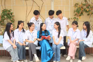 Cô Nguyễn Thị Hồng Miên chia sẻ với học sinh trường THPT thành phố Điện Biên Phủ về tuyển tập thơ - văn viết về Đại tướng Võ Nguyên Giáp.