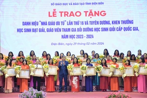 Tỉnh Điện Biên có 43 thầy cô vừa được phong tặng danh hiệu Nhà giáo ưu tú.