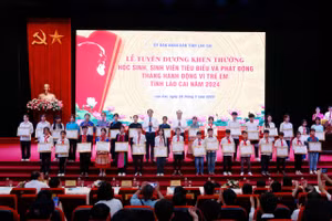 Chủ tịch UBND tỉnh Lào Cai trao Bằng khen cho học sinh, sinh viên tiêu biểu của huyện Bắc Hà.