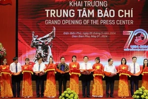 Các đại biểu cắt băng khai trương Trung tâm báo chí tuyên truyền lễ kỷ niệm 70 năm Chiến thắng Điện Biên Phủ tại Điện Biên.