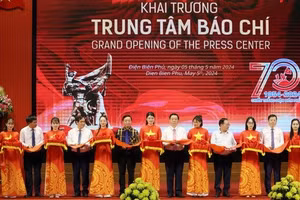 Các đại biểu cắt băng khai trương Trung tâm báo chí tuyên truyền lễ kỷ niệm 70 năm Chiến thắng Điện Biên Phủ tại Điện Biên.