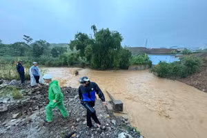 Người dân hỗ trợ tìm kiếm nạn nhân mất tích.