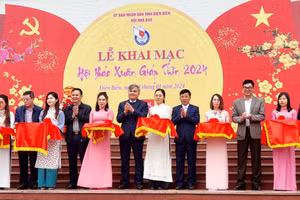 Các đại biểu cắt băng khai mạc Hội báo Xuân Giáp Thìn 2024 tỉnh Điện Biên.