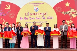 Các đại biểu cắt băng khai mạc Hội báo Xuân Giáp Thìn 2024 tỉnh Điện Biên.