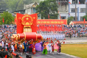 Quốc huy nước Cộng hòa xã hội chủ nghĩa Việt Nam được đặt trên biểu tượng Rồng thiêng, vươn mình bay lên, thể hiện ý chí, khát vọng của dân tộc Việt Nam. 