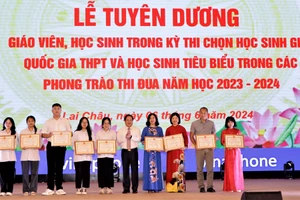 Trao Bằng khen của Chủ tịch UBND tỉnh cho giáo viên, học sinh đạt thành tích cao trong kỳ thi chọn học sinh giỏi Quốc gia THPT năm học 2023 - 2024.