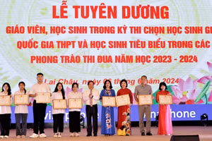 Trao Bằng khen của Chủ tịch UBND tỉnh cho giáo viên, học sinh đạt thành tích cao trong kỳ thi chọn học sinh giỏi Quốc gia THPT năm học 2023 - 2024.