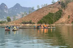 Lực lượng chức năng cùng người dân tìm kiếm 2 người bị mất tích.