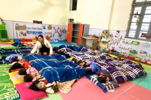 Trường Mầm non xã Dào San tăng cường giữ ấm cho trẻ khi nhiệt độ giảm sâu.