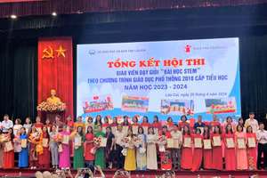 Trao giải cho các thí sinh đạt giải Nhất tại Hội thi.