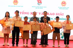Trao Bằng khen cho đại diện các tác giả đạt giải Nhất tại Cuộc thi.