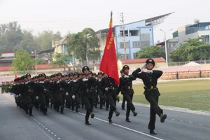 Các đơn vị tham gia diễu binh, diễu hành tập luyện tại sân vận động tỉnh Điện Biên. 