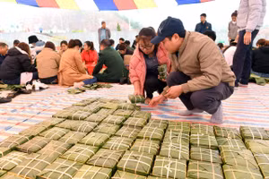 Những chiếc bánh chưng xanh sẽ được gửi đến hộ nghèo trên địa bàn huyện Nậm Pồ.