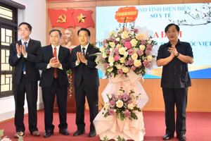 Ông Vừ A Bằng, Phó Chủ tịch UBND tỉnh Điện Biên tặng hoa chúc mừng ngành Y tế tỉnh Điện Biên.